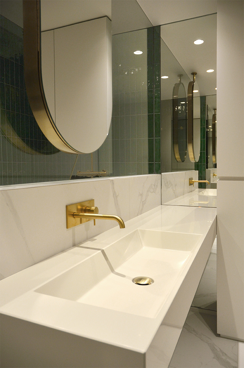 Meuble vasque en corian avec miroir reposant dessus