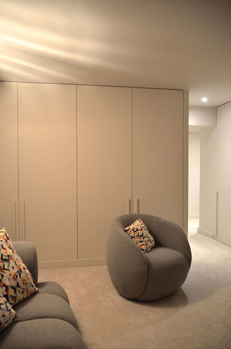 Architecte d'intérieur Neuilly : aménagement d'un salon tv en sous-bassement