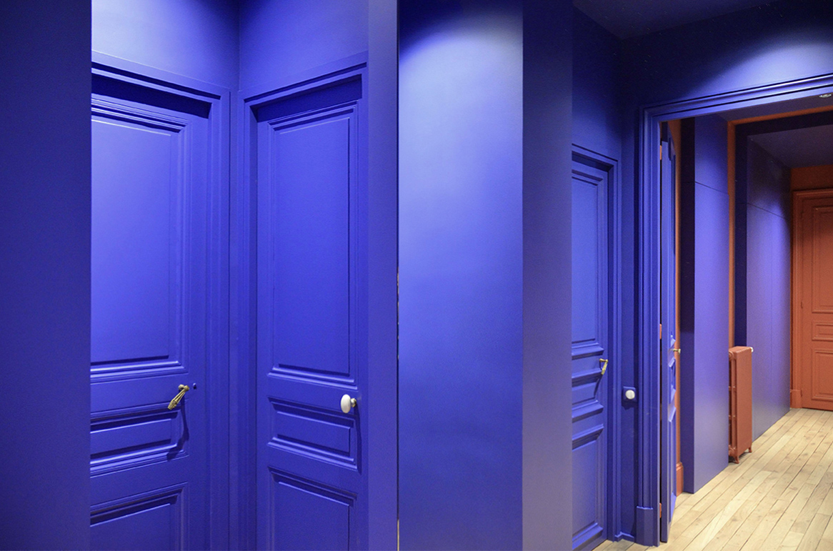 Projet Mignard : agrandir visuellement un couloir avec un jeu de miroir et une couleur bleu Klein des murs au plafond