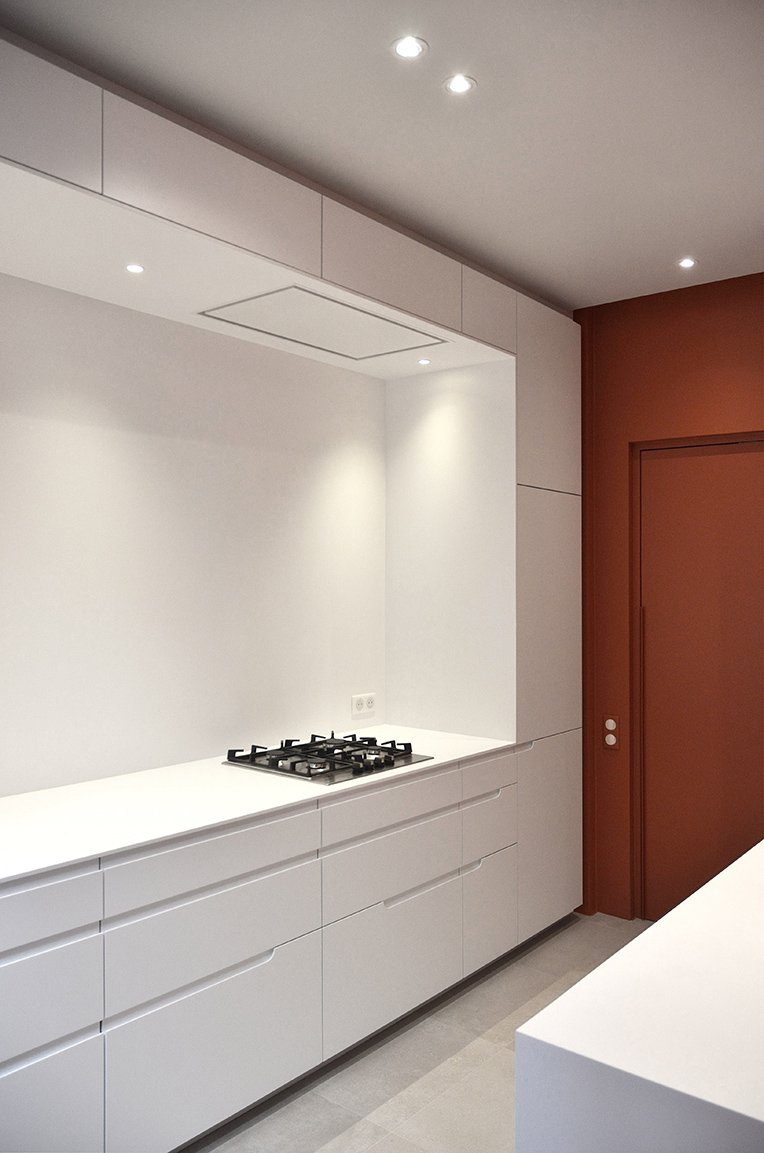 Projet Mignard : amenagement de cuisine moderne et claire avec du corian en plan de travail et une laque blanche en façade