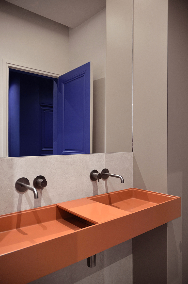 Projet Mignard : aménagement salle de douche avec menuiserie sur mesure, miroir et vasque corian et robinetterie encastrée