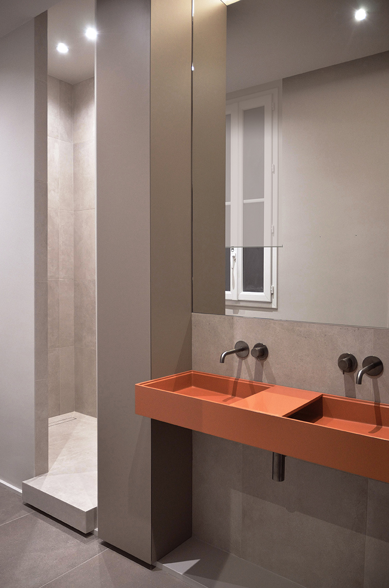 Projet Mignard : aménagement salle de douche avec menuiserie sur mesure, miroir et vasque corian et robinetterie encastrée