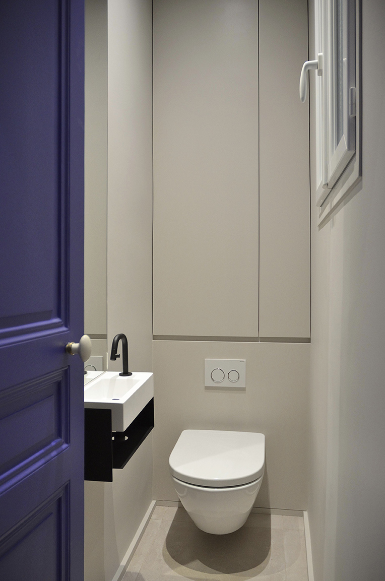 Projet Mignard : amenagement toilette, une pièce à ne pas négliger avec des rangements sur mesure et un lave-main compact-design