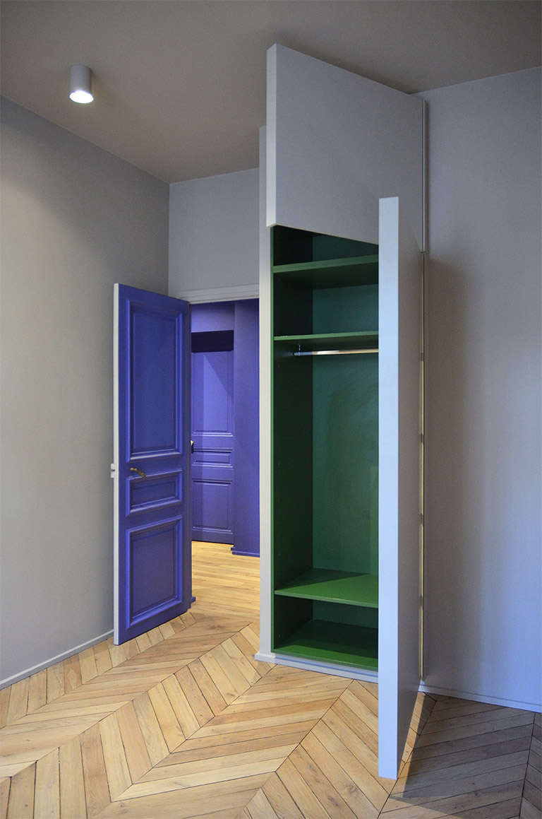 comment aménager un dressing dans une chambre tout en exploitant toute la hauteur sous plafond.