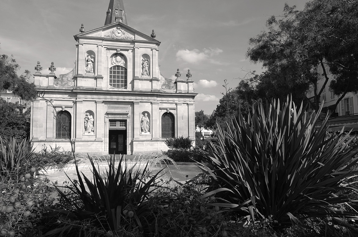 Ville de Rueil-Malmaison avec son église Saint-Pierre Saint-Paul