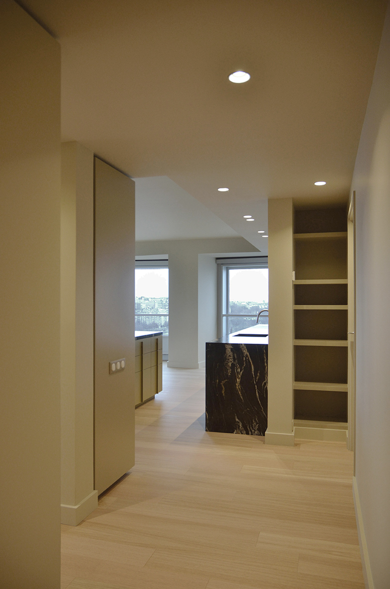 aménagement sur mesure d'une cuisine ouverte et d'une bibliothèque côté couloir