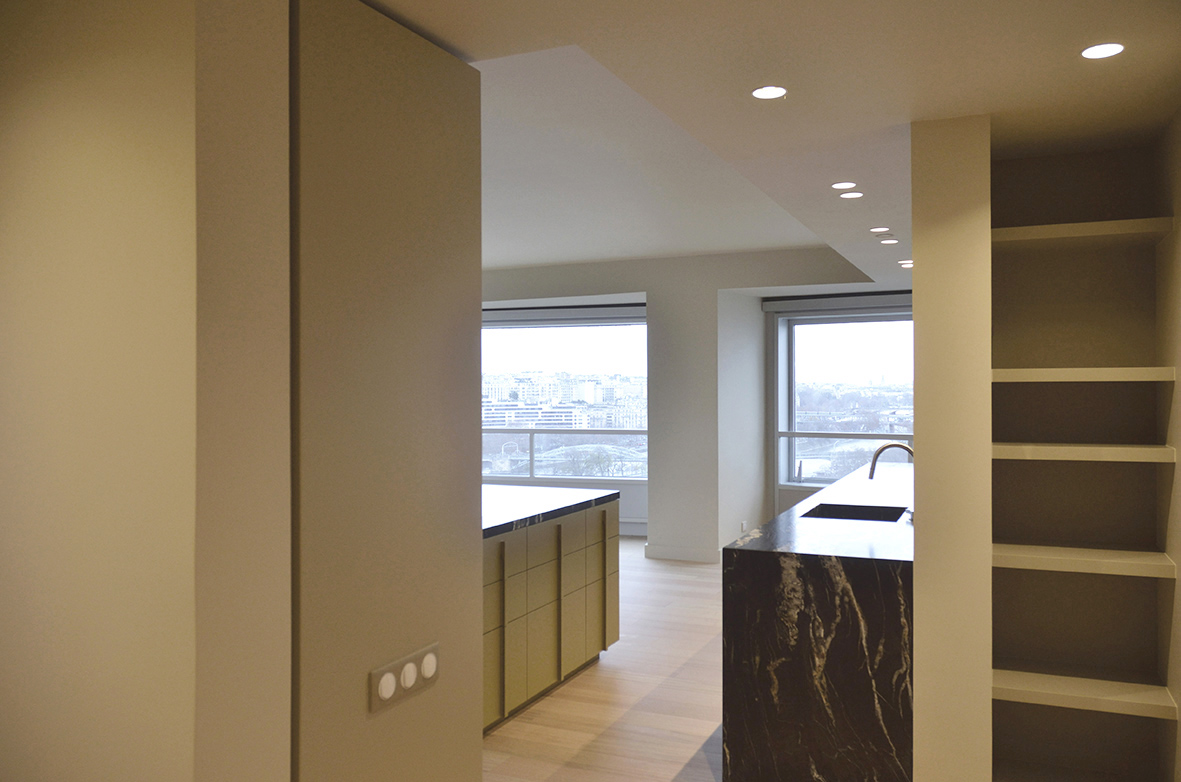 aménagement sur mesure d'une cuisine ouverte et d'une bibliothèque côté couloir