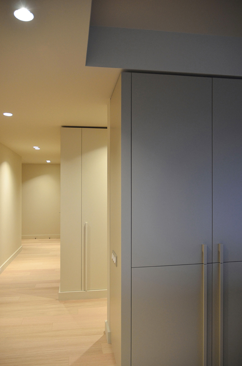 agencement intérieur avec des placards sur mesure