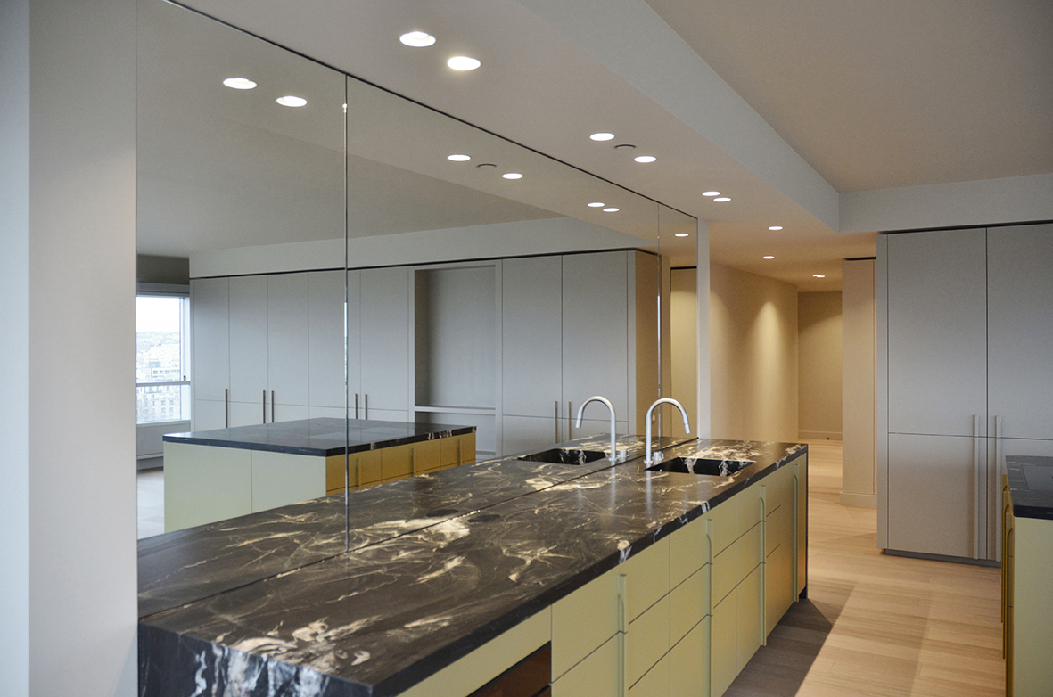 aménagement cuisine ouverte et agrandir une pièce avec des miroirs